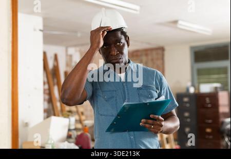 Ein Architekt überprüft die Projektdokumentation in der Wohnung Stockfoto