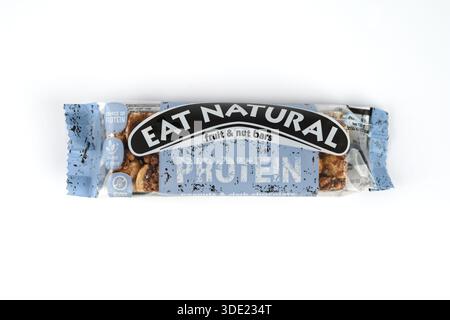 Eat Natural Peanuts and Dark Chocolate Protein Bar - Wales, Großbritannien - 21. November 2025 Stockfoto