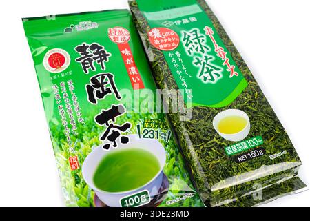 Beutel mit japanischem Grüntee Sencha - Wales, Großbritannien - 21. November 2025 Stockfoto