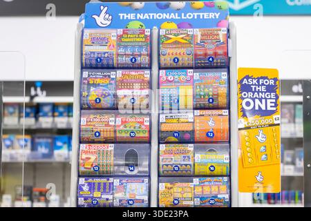 Eine Vitrine gefüllt mit verschiedenen National Lottery Rubbelkarten. Stockfoto
