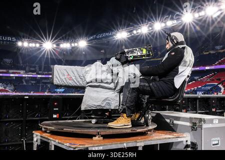 Paris, Frankreich. Januar 2026. FBL-FRA-LIGUE1-Paris Saint Germain - Paris FC TV Kameramann während des französischen L1-Fußballspiels zwischen Paris Saint Germain (PSG) und Paris FC im Parc des Princes am 04. Januar 2026 in Paris Frankreich Credit: HMB Media/Alamy Live News Stockfoto