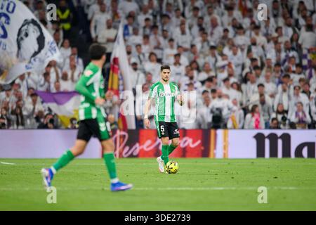 Madrid, Spanien. Januar 2026. MADRID, SPANIEN - 4. JANUAR: Marc Bartra von Real Betis im Rahmen des LaLiga EA Sports Matches zwischen Real Madrid und Real Betis im Santiago Bernabeu Stadion am 4. Januar 2026 in Madrid. (Foto von Francisco Macia/Photo Players Images/Magara Press) Credit: Magara Press SL/Alamy Live News Stockfoto