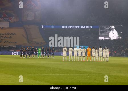 Paris, Frankreich. Januar 2026. FBL-FRA-LIGUE1-Paris Saint Germain - Paris FC Schweigeminute vor dem französischen L1-Fußballspiel zwischen Paris Saint Germain (PSG) und Paris FC im Parc des Princes am 04. Januar 2026 in Paris Frankreich (Foto: HMB Media/Joaquim Ferreira/SIPA USA) Credit: SIPA USA/Alamy Live News Stockfoto