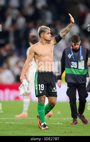 Madrid, Spanien. Januar 2026. MADRID, SPANIEN - 4. JANUAR: Cucho Hernandez von Real Betis reagiert nach dem LaLiga EA Sports Match zwischen Real Madrid und Real Betis im Santiago Bernabeu Stadion am 4. Januar 2026 in Madrid. (Foto von Francisco Macia/Photo Players Images/Magara Press) Credit: Magara Press SL/Alamy Live News Stockfoto