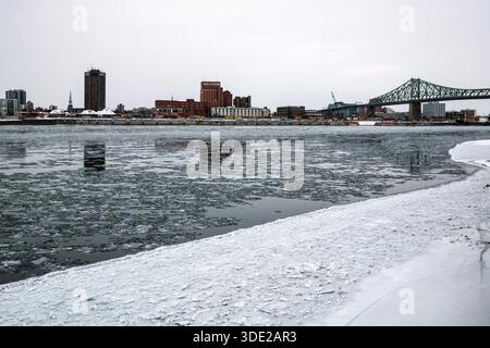 Montreal, Quebec, Kanada. Januar 2026. Arktische Kälte, die Montréal diese Woche heimsuchte, haben zur Bildung von Eisschollen auf dem St. Lawrence River geführt, der durch die Stadt fließt. Das kalte Wetter hat erneut die Winterszenen entlang des Flusses geprägt. (Kreditbild: © Serkan Senturk/ZUMA Press Wire) NUR REDAKTIONELLE VERWENDUNG! Nicht für kommerzielle ZWECKE! Quelle: ZUMA Press, Inc./Alamy Live News Stockfoto
