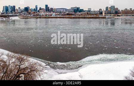 Montreal, Quebec, Kanada. Januar 2026. Arktische Kälte, die Montréal diese Woche heimsuchte, haben zur Bildung von Eisschollen auf dem St. Lawrence River geführt, der durch die Stadt fließt. Das kalte Wetter hat erneut die Winterszenen entlang des Flusses geprägt. (Kreditbild: © Serkan Senturk/ZUMA Press Wire) NUR REDAKTIONELLE VERWENDUNG! Nicht für kommerzielle ZWECKE! Quelle: ZUMA Press, Inc./Alamy Live News Stockfoto