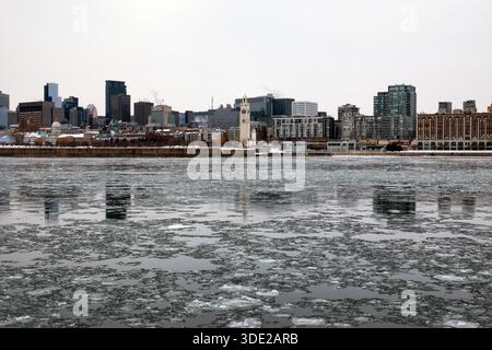 Montreal, Quebec, Kanada. Januar 2026. Arktische Kälte, die Montréal diese Woche heimsuchte, haben zur Bildung von Eisschollen auf dem St. Lawrence River geführt, der durch die Stadt fließt. Das kalte Wetter hat erneut die Winterszenen entlang des Flusses geprägt. (Kreditbild: © Serkan Senturk/ZUMA Press Wire) NUR REDAKTIONELLE VERWENDUNG! Nicht für kommerzielle ZWECKE! Quelle: ZUMA Press, Inc./Alamy Live News Stockfoto