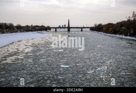Montreal, Quebec, Kanada. Januar 2026. Arktische Kälte, die Montréal diese Woche heimsuchte, haben zur Bildung von Eisschollen auf dem St. Lawrence River geführt, der durch die Stadt fließt. Das kalte Wetter hat erneut die Winterszenen entlang des Flusses geprägt. (Kreditbild: © Serkan Senturk/ZUMA Press Wire) NUR REDAKTIONELLE VERWENDUNG! Nicht für kommerzielle ZWECKE! Quelle: ZUMA Press, Inc./Alamy Live News Stockfoto