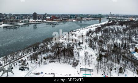 Montreal, Quebec, Kanada. Januar 2026. Arktische Kälte, die Montréal diese Woche heimsuchte, haben zur Bildung von Eisschollen auf dem St. Lawrence River geführt, der durch die Stadt fließt. Das kalte Wetter hat erneut die Winterszenen entlang des Flusses geprägt. (Kreditbild: © Serkan Senturk/ZUMA Press Wire) NUR REDAKTIONELLE VERWENDUNG! Nicht für kommerzielle ZWECKE! Quelle: ZUMA Press, Inc./Alamy Live News Stockfoto