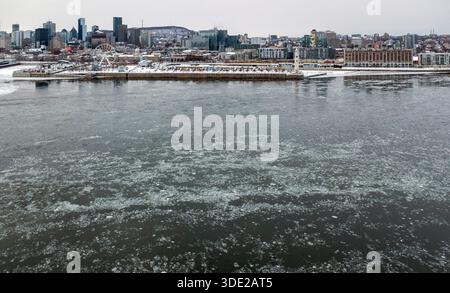 Montreal, Quebec, Kanada. Januar 2026. Arktische Kälte, die Montréal diese Woche heimsuchte, haben zur Bildung von Eisschollen auf dem St. Lawrence River geführt, der durch die Stadt fließt. Das kalte Wetter hat erneut die Winterszenen entlang des Flusses geprägt. (Kreditbild: © Serkan Senturk/ZUMA Press Wire) NUR REDAKTIONELLE VERWENDUNG! Nicht für kommerzielle ZWECKE! Quelle: ZUMA Press, Inc./Alamy Live News Stockfoto