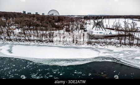 Montreal, Quebec, Kanada. Januar 2026. Arktische Kälte, die Montréal diese Woche heimsuchte, haben zur Bildung von Eisschollen auf dem St. Lawrence River geführt, der durch die Stadt fließt. Das kalte Wetter hat erneut die Winterszenen entlang des Flusses geprägt. (Kreditbild: © Serkan Senturk/ZUMA Press Wire) NUR REDAKTIONELLE VERWENDUNG! Nicht für kommerzielle ZWECKE! Quelle: ZUMA Press, Inc./Alamy Live News Stockfoto