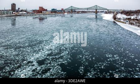 Montreal, Quebec, Kanada. Januar 2026. Arktische Kälte, die Montréal diese Woche heimsuchte, haben zur Bildung von Eisschollen auf dem St. Lawrence River geführt, der durch die Stadt fließt. Das kalte Wetter hat erneut die Winterszenen entlang des Flusses geprägt. (Kreditbild: © Serkan Senturk/ZUMA Press Wire) NUR REDAKTIONELLE VERWENDUNG! Nicht für kommerzielle ZWECKE! Quelle: ZUMA Press, Inc./Alamy Live News Stockfoto