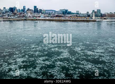 Montreal, Quebec, Kanada. Januar 2026. Arktische Kälte, die Montréal diese Woche heimsuchte, haben zur Bildung von Eisschollen auf dem St. Lawrence River geführt, der durch die Stadt fließt. Das kalte Wetter hat erneut die Winterszenen entlang des Flusses geprägt. (Kreditbild: © Serkan Senturk/ZUMA Press Wire) NUR REDAKTIONELLE VERWENDUNG! Nicht für kommerzielle ZWECKE! Quelle: ZUMA Press, Inc./Alamy Live News Stockfoto