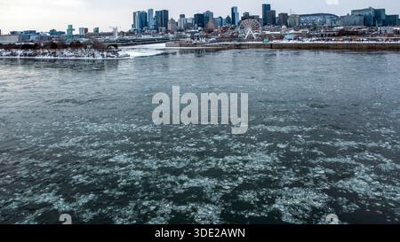 Montreal, Quebec, Kanada. Januar 2026. Arktische Kälte, die Montréal diese Woche heimsuchte, haben zur Bildung von Eisschollen auf dem St. Lawrence River geführt, der durch die Stadt fließt. Das kalte Wetter hat erneut die Winterszenen entlang des Flusses geprägt. (Kreditbild: © Serkan Senturk/ZUMA Press Wire) NUR REDAKTIONELLE VERWENDUNG! Nicht für kommerzielle ZWECKE! Quelle: ZUMA Press, Inc./Alamy Live News Stockfoto
