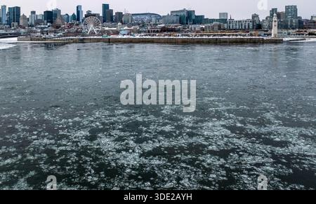 Montreal, Quebec, Kanada. Januar 2026. Arktische Kälte, die Montréal diese Woche heimsuchte, haben zur Bildung von Eisschollen auf dem St. Lawrence River geführt, der durch die Stadt fließt. Das kalte Wetter hat erneut die Winterszenen entlang des Flusses geprägt. (Kreditbild: © Serkan Senturk/ZUMA Press Wire) NUR REDAKTIONELLE VERWENDUNG! Nicht für kommerzielle ZWECKE! Quelle: ZUMA Press, Inc./Alamy Live News Stockfoto