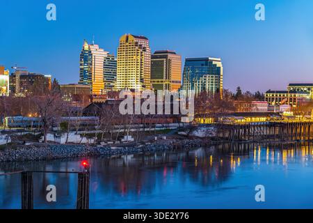 Altstadt von Sacramento City Skyline mit Tower Bridge, Stadtbild von Kalifornien in den USA Stockfoto