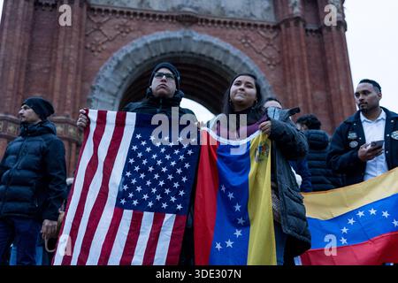 Barcelona, Spanien. Januar 2026. Während der Demonstration werden Menschen mit venezolanischer und amerikanischer Flagge gesehen. Hunderte venezolanischer und einheimischer Menschen versammelten sich unter dem Trionf-Denkmal, um den Fall des venezolanischen Präsidenten Nicolas Maduro nach der US-Militärintervention in Caracas zu feiern. Quelle: SOPA Images Limited/Alamy Live News Stockfoto