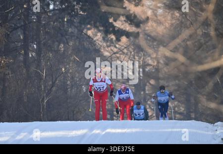 Changchun, China. 4. Januar 2026. Das 24. China Changchun Jingyuetan Vasaloppet International Ski Festival wurde am 4. Januar 2026 in Changchun, der Hauptstadt der nordöstlichen chinesischen Provinz Jilin, eröffnet. Hier traten 2.227 Profi- und Hobbysportler aus 33 Ländern und Regionen bei einem Test der Geschwindigkeit und Ausdauer durch die verschneiten Wälder und Ebenen von Jingyuetan an an. Quelle: Zhang Yao/China News Service/Alamy Live News Stockfoto