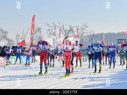 Changchun, China. 4. Januar 2026. Das 24. China Changchun Jingyuetan Vasaloppet International Ski Festival wurde am 4. Januar 2026 in Changchun, der Hauptstadt der nordöstlichen chinesischen Provinz Jilin, eröffnet. Hier traten 2.227 Profi- und Hobbysportler aus 33 Ländern und Regionen bei einem Test der Geschwindigkeit und Ausdauer durch die verschneiten Wälder und Ebenen von Jingyuetan an an. Quelle: Zhang Yao/China News Service/Alamy Live News Stockfoto