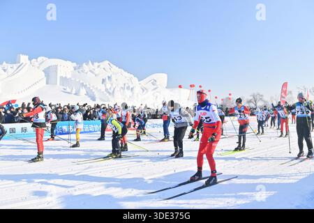 Changchun, China. 4. Januar 2026. Das 24. China Changchun Jingyuetan Vasaloppet International Ski Festival wurde am 4. Januar 2026 in Changchun, der Hauptstadt der nordöstlichen chinesischen Provinz Jilin, eröffnet. Hier traten 2.227 Profi- und Hobbysportler aus 33 Ländern und Regionen bei einem Test der Geschwindigkeit und Ausdauer durch die verschneiten Wälder und Ebenen von Jingyuetan an an. Quelle: Zhang Yao/China News Service/Alamy Live News Stockfoto