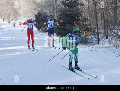 Changchun, China. 4. Januar 2026. Das 24. China Changchun Jingyuetan Vasaloppet International Ski Festival wurde am 4. Januar 2026 in Changchun, der Hauptstadt der nordöstlichen chinesischen Provinz Jilin, eröffnet. Hier traten 2.227 Profi- und Hobbysportler aus 33 Ländern und Regionen bei einem Test der Geschwindigkeit und Ausdauer durch die verschneiten Wälder und Ebenen von Jingyuetan an an. Quelle: Zhang Yao/China News Service/Alamy Live News Stockfoto