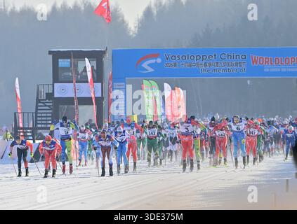 Changchun, China. 4. Januar 2026. Das 24. China Changchun Jingyuetan Vasaloppet International Ski Festival wurde am 4. Januar 2026 in Changchun, der Hauptstadt der nordöstlichen chinesischen Provinz Jilin, eröffnet. Hier traten 2.227 Profi- und Hobbysportler aus 33 Ländern und Regionen bei einem Test der Geschwindigkeit und Ausdauer durch die verschneiten Wälder und Ebenen von Jingyuetan an an. Quelle: Zhang Yao/China News Service/Alamy Live News Stockfoto
