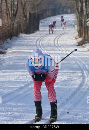 Changchun, China. 4. Januar 2026. Das 24. China Changchun Jingyuetan Vasaloppet International Ski Festival wurde am 4. Januar 2026 in Changchun, der Hauptstadt der nordöstlichen chinesischen Provinz Jilin, eröffnet. Hier traten 2.227 Profi- und Hobbysportler aus 33 Ländern und Regionen bei einem Test der Geschwindigkeit und Ausdauer durch die verschneiten Wälder und Ebenen von Jingyuetan an an. Quelle: Zhang Yao/China News Service/Alamy Live News Stockfoto