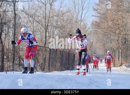 Changchun, China. 4. Januar 2026. Das 24. China Changchun Jingyuetan Vasaloppet International Ski Festival wurde am 4. Januar 2026 in Changchun, der Hauptstadt der nordöstlichen chinesischen Provinz Jilin, eröffnet. Hier traten 2.227 Profi- und Hobbysportler aus 33 Ländern und Regionen bei einem Test der Geschwindigkeit und Ausdauer durch die verschneiten Wälder und Ebenen von Jingyuetan an an. Quelle: Zhang Yao/China News Service/Alamy Live News Stockfoto