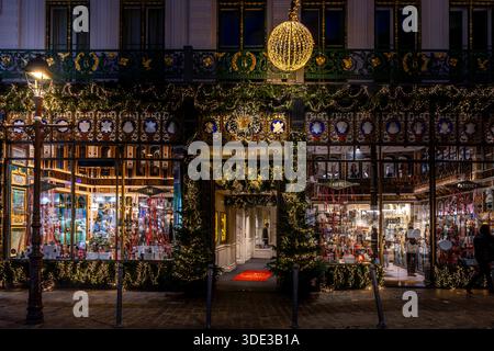 Lille, Frankreich - 9. Dezember 2025: Außenansicht der Konditorei Meert in Lille, Frankreich Stockfoto