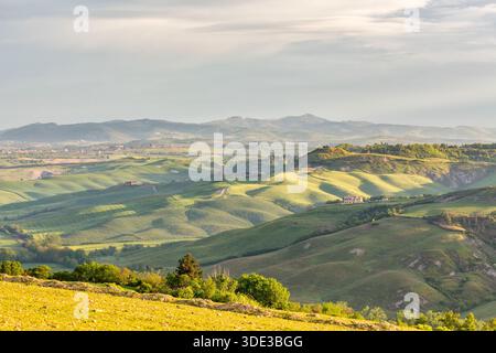 Täler und Felder in einer ländlichen Landschaft Stockfoto