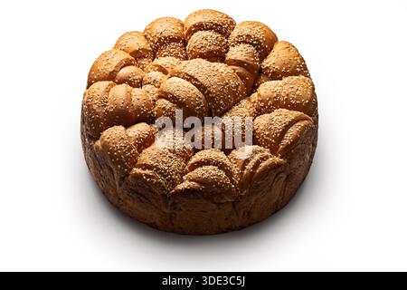 Nahaufnahme von frischem festlichem hausgemachtes, hausgemachtes Rundbrot in Bulgarien. Bulgarischer traditioneller Feiertag zerreißen Brot pitka isoliert auf weißem Hintergrund Stockfoto