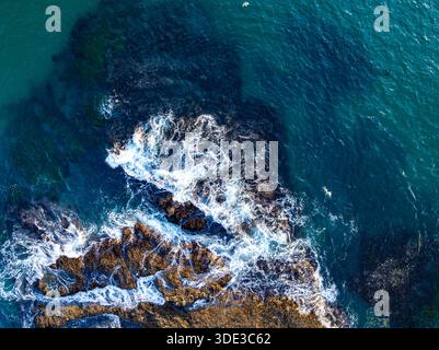 Türkisfarbenes Meer mit Schaumstoffstruktur. Meereswellen von oben. Mächtige Meereswellen. Tropisches Meer aus der Luft. Blick aus der Vogelperspektive auf die Meereswellen. Blick auf die Meereslandschaft von oben Stockfoto