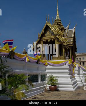 Außenansicht eines herrlichen Gold-weiß-Pavillons mit mehrstufigem Dach in einem thailändischen Tempelkomplex. Das Konzept vermittelt königliches Erbe, Handwerker Stockfoto