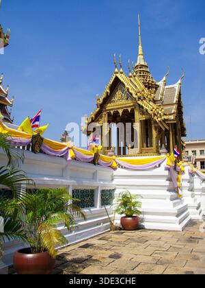 Außenansicht eines herrlichen Gold-weiß-Pavillons mit mehrstufigem Dach in einem thailändischen Tempelkomplex. Das Konzept vermittelt königliches Erbe, Handwerker Stockfoto