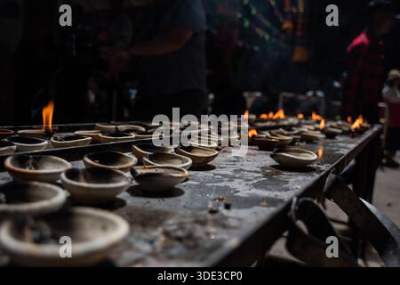 Öllampen brennen während der religiösen Zeremonie im Tempel Stockfoto
