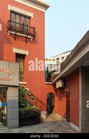 WUHAN, CHINA -20.10.2013: Flachwinkelansicht historischer roter Backsteingebäude im westlichen Stil im ehemaligen ausländischen Konzessionsgebiet Hankou. Der Architekt Stockfoto