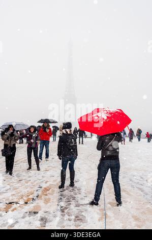 Paris, Frankreich, Menschenmenge, Wandern, Winterschneesturm, Touristen, die den Eiffelturm am Place Trocacadero besuchen Stockfoto