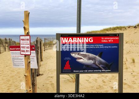 Informationstafel, Schilder Warnung vor weißen Haien, Sicherheit, Notruf, Küste, Provincetown, Race Point Beach, Cape Cod National Seashore, Atlan Stockfoto