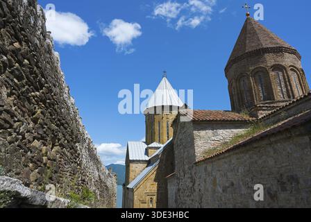 Historischer Klosterkomplex mit Backsteintürmen und einer umliegenden Steinmauer unter blauem Himmel, Schloss Ananuri, Stausee Zhinvali, Jinvali oder Shinvali, M Stockfoto