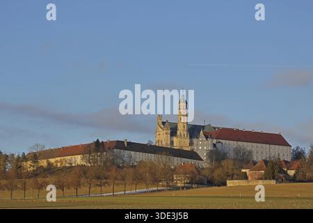 Benediktinerkloster mit spätbarocker Klosterkirche, Kloster, Neresheim, Haertsfeld, Schwäbischer Jura, Baden-Württemberg, Deutschland Stockfoto