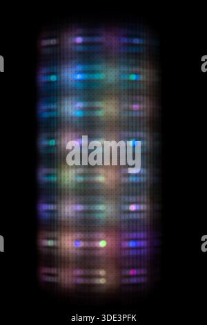 Ein digitales abstraktes Bild mit einem Muster aus unscharfen, bunten Lichtern. Das Bild hat eine pixelige Textur und einen modernen, digitalen Kunststil, der an o erinnert Stockfoto