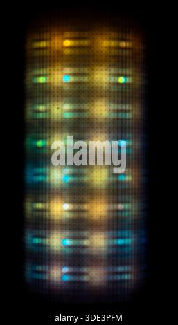 Ein digitales abstraktes Bild mit einem Muster aus unscharfen, bunten Lichtern. Das Bild hat eine pixelige Textur und einen modernen, digitalen Kunststil, der an o erinnert Stockfoto