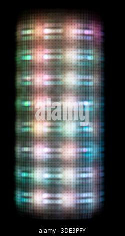 Ein digitales abstraktes Bild mit einem Muster aus unscharfen, bunten Lichtern. Das Bild hat eine pixelige Textur und einen modernen, digitalen Kunststil, der an o erinnert Stockfoto