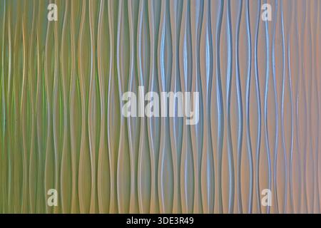 Ein strukturiertes Panel mit vertikalem, wellenförmigem Design Stockfoto