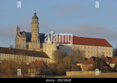 Benediktinerkloster mit spätbarocker Klosterkirche, Kloster, Neresheim, Haertsfeld, Schwäbischer Jura, Baden-Württemberg, Deutschland Stockfoto