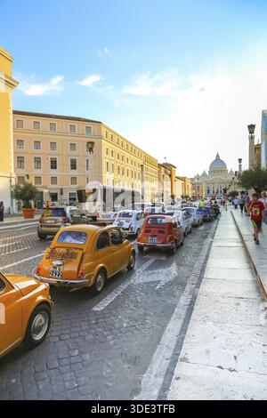 Vatikan, Italien - 26. Juni 2014: Alte italienische Kleinwagen, Rallye des Oldtimers Fiat 500 Stockfoto