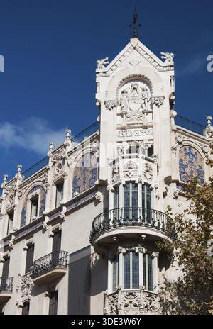 Jugendstilbalkon an der Placa Weyler 33, ehemals Gran Hotel von 1903. Palma de Mallorca, Balearen, Spanien Stockfoto