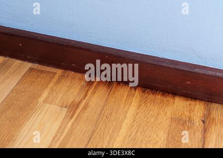 Ein Boden, der aus Feuchtigkeit verrottet, mit schwarzen Flecken auf der abfallenden Oberfläche Stockfoto