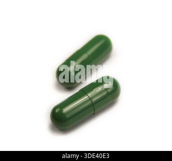 Zwei grüne Pillen isoliert Stockfoto