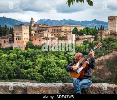 Lokaler Gitarrist vor dem Alhambra-Palast in Granada Stockfoto